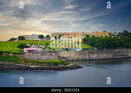 Historische Stadtmauern und die School of Visual Arts in Old San Juan, Puerto Rico - koloniale Küstenbefestigungen in der Karibik Stockfoto