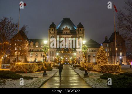 Toronto, ON, Kanada - 19. Dezember 2025: Das parlamentsgebäude der Provinz Toronto ist während des Winterurlaubs mit festlichen Lichtern und Kränzen beleuchtet Stockfoto