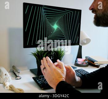 Black hat Hacker Konzept, das Green Terminal Mainframe Style Server mit Wormhold Animationen im Stil der 80er und 90er Jahre kompromittiert Stockfoto