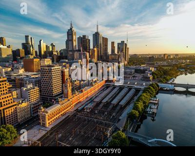 Melbourne, VIC, Australien. Januar 2026. - Eine Luftperspektive von Melbourne bei Sonnenaufgang, die Flinders Street Station, das Yarra Riv hervorhebt Stockfoto
