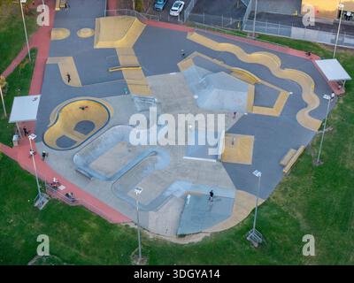 Melbourne, VIC, Australien. Januar 2026. - Drohnenperspektive mit Blick auf einen belebten Skatepark mit Betonschalen, Rampen und Schienen, wo man tauchen kann Stockfoto