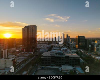 Melbourne, VIC, Australien. Januar 2026. - Ein Luftbild zeigt eine Stadt bei Sonnenuntergang, mit modernen Hochhäusern, die von einem warmen Stockfoto
