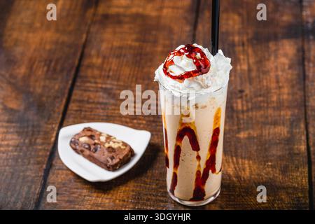 Eiskaffee mit Schlagsahne und Schokoladensirup Stockfoto