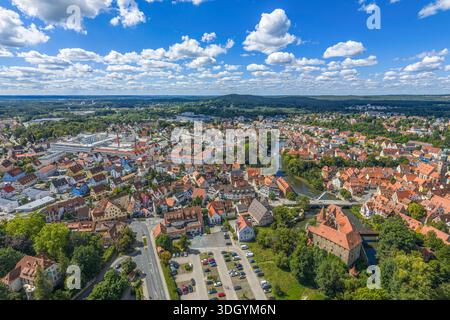 Ein Blick aus der Vogelperspektive auf das sommerliche Pegnitztal rund um die Stadt Lauf in der Region Nürnberg in Mittelfranken Stockfoto