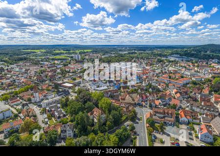 Ein Blick aus der Vogelperspektive auf das sommerliche Pegnitztal rund um die Stadt Lauf in der Region Nürnberg in Mittelfranken Stockfoto