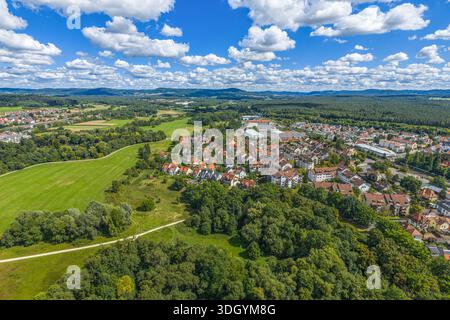 Ein Blick aus der Vogelperspektive auf das sommerliche Pegnitztal rund um die Stadt Lauf in der Region Nürnberg in Mittelfranken Stockfoto