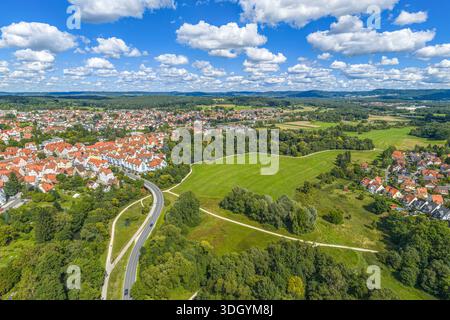 Ein Blick aus der Vogelperspektive auf das sommerliche Pegnitztal rund um die Stadt Lauf in der Region Nürnberg in Mittelfranken Stockfoto