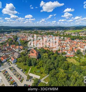 Ein Blick aus der Vogelperspektive auf das sommerliche Pegnitztal rund um die Stadt Lauf in der Region Nürnberg in Mittelfranken Stockfoto
