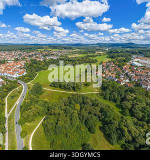 Ein Blick aus der Vogelperspektive auf das sommerliche Pegnitztal rund um die Stadt Lauf in der Region Nürnberg in Mittelfranken Stockfoto