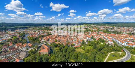 Ein Blick aus der Vogelperspektive auf das sommerliche Pegnitztal rund um die Stadt Lauf in der Region Nürnberg in Mittelfranken Stockfoto