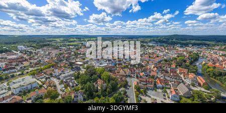 Ein Blick aus der Vogelperspektive auf das sommerliche Pegnitztal rund um die Stadt Lauf in der Region Nürnberg in Mittelfranken Stockfoto