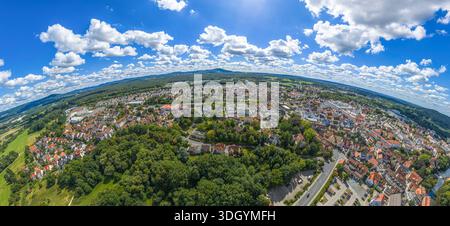 Ein Blick aus der Vogelperspektive auf das sommerliche Pegnitztal rund um die Stadt Lauf in der Region Nürnberg in Mittelfranken Stockfoto
