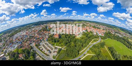 Ein Blick aus der Vogelperspektive auf das sommerliche Pegnitztal rund um die Stadt Lauf in der Region Nürnberg in Mittelfranken Stockfoto