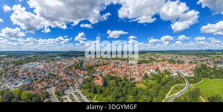 Ein Blick aus der Vogelperspektive auf das sommerliche Pegnitztal rund um die Stadt Lauf in der Region Nürnberg in Mittelfranken Stockfoto