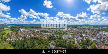 Ein Blick aus der Vogelperspektive auf das sommerliche Pegnitztal rund um die Stadt Lauf in der Region Nürnberg in Mittelfranken Stockfoto