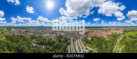 Ein Blick aus der Vogelperspektive auf das sommerliche Pegnitztal rund um die Stadt Lauf in der Region Nürnberg in Mittelfranken Stockfoto