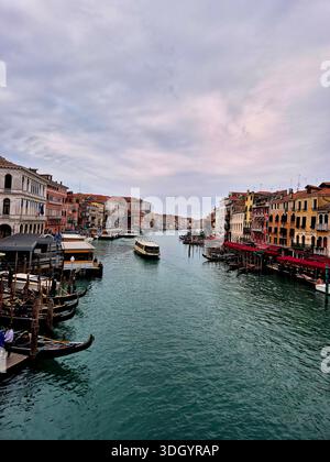 Blick auf den Canal Grande mit historischen Gebäuden und Booten, Venedig, Italien. Stockfoto