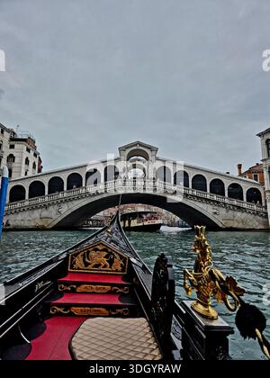 Perspektive aus einer Gondel, die sich der berühmten Rialto-Brücke auf dem Canal Grande nähert, Venedig, Italien. Stockfoto