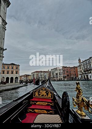 POV-Blick von einer luxuriösen venezianischen Gondel mit goldenen Ornamenten auf dem Canal Grande, Venedig, Italien. Stockfoto