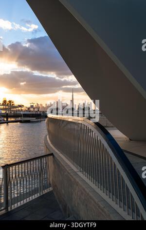 Dramatischer Blick auf die Skyline von Dubai von Creek Harbour Pods bei Sonnenuntergang Stockfoto