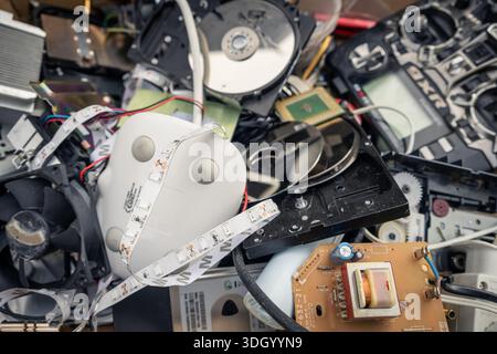 Ojcow, Polen - 18. August 2023: Nahaufnahme gemischter Elektroschrott mit LED-Streifen, Schreibtischleuchten, Netzteil, Festplatte, Prozessor und Kabel Stockfoto