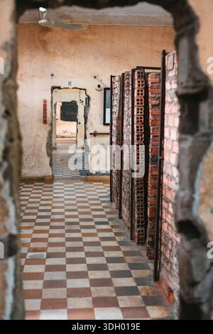 Innenraum des Sicherheitsgefängnisses S-21 (Tuol Sleng) in Phnom Penh, Kambodscha, mit ehemaligen Zellen und historischen Exponaten aus der Zeit der Roten Khmer. Stockfoto