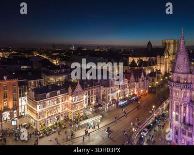 Die Altstadt von Gent strahlt an einem ruhigen Winterabend mit warmen Weihnachtslichtern und bietet historische Architektur, Urlaubscharme und ein magisches Meer Stockfoto