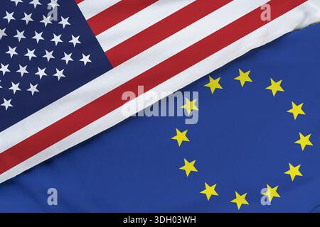 Europäische Union und Vereinigte Staaten zwei Flaggen zusammen stellen Textil Stoff Textur Stockfoto
