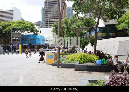 Die Menschen gehen, sitzen und nutzen den öffentlichen Raum am King George Square im Geschäftsviertel von Brisbane. Stockfoto