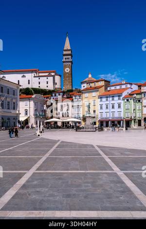 Weiter Blick auf den zentralen Platz von Tartini mit dem Rathaus und der Pfarrkirche St. George mit ihrem markanten Glockenturm in der Ferne. Stockfoto
