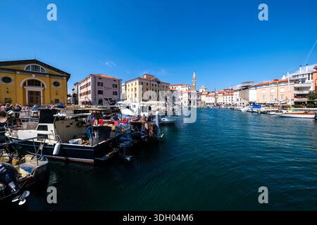 Blick vom inneren Hafen in Richtung St. George's Pfarrkirche und ihrem Glockenturm, der sich über der Stadt in der Ferne erhebt. Stockfoto