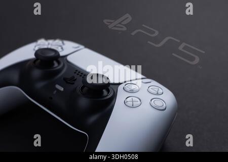Dnipro Ukraine - 29. dezember 2024: PlayStation 5-Spiel-Dualsense-Controller auf dunklem Hintergrund. ps5-Gamepad von Sony. Stockfoto