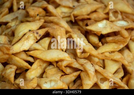 Bengalische Snacks Nimki, Murali, Khurma gebratene Mehlstangen oder Kucho Nimki herzhafte, knusprige Cracker, die häufig auf Messen, Festivals und Teezeit genossen werden Stockfoto