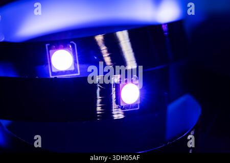 LED-Streifen mit mehrfarbigen Dioden auf dunklem Hintergrund. Nahaufnahme. Stockfoto