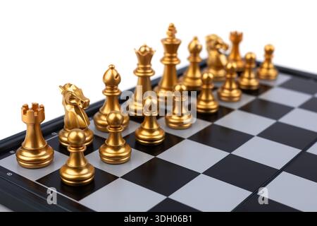 Schachbrett mit goldenen Schachfiguren isoliert auf weiß. Stockfoto