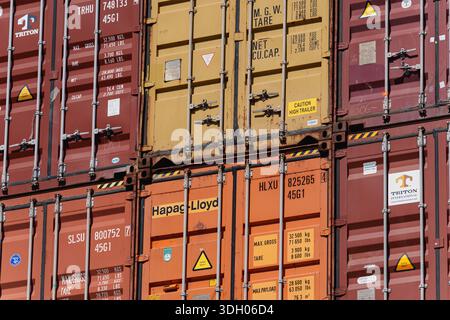 Im Hafengebiet von Neuss erheben sich Stapel farbenfroher Schiffscontainer Stockfoto