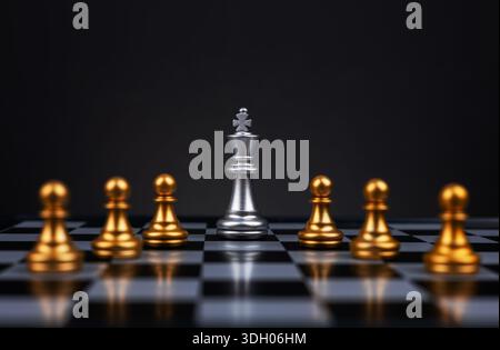 Leader, Geschäftsstrategie und Planungskonzept, Silberne Schachkönigfigur auf Schachbrett und umgeben von einer Reihe goldener Schachfiguren Stockfoto