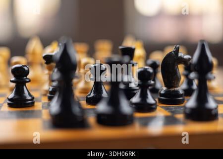 Schach Holz alt auf einem Marmor Stein Brett, auf einem weichen Hintergrund, Stockfoto