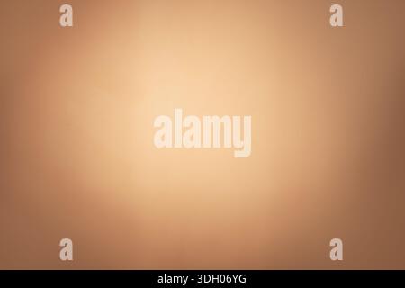 Weicher beigefarbener Hintergrund mit dezenter Beleuchtung. Ideal für Präsentationen, Websites, Poster, Produktdisplays und Designvorlagen. Stockfoto