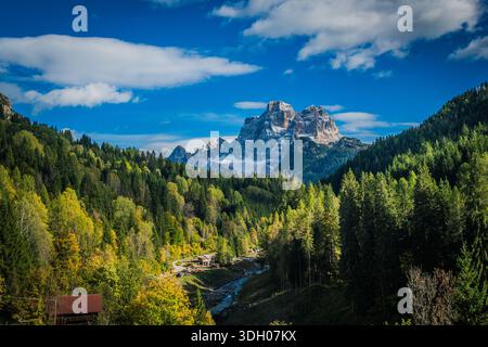 DOLOMITEN, ITALIEN: Blick auf den Monte Pelmo, ein berühmter Dolomitenberg mit einer Höhe von 3.168 Metern, der zwischen den Tälern von Zoldo und Cadore liegt und bekannt ist Stockfoto
