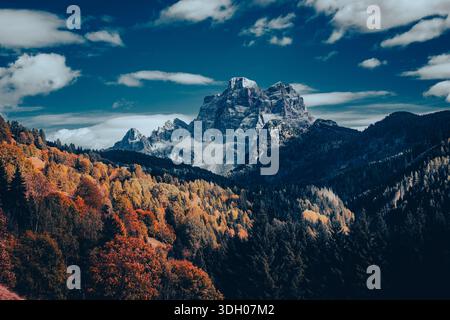 DOLOMITEN, ITALIEN: Blick auf den Monte Pelmo, ein berühmter Dolomitenberg mit einer Höhe von 3.168 Metern, der zwischen den Tälern von Zoldo und Cadore liegt und bekannt ist Stockfoto