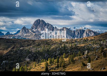DOLOMITEN, ITALIEN: Blick auf die Pale de Gerda, eine Gruppe von Felsentürmen in den Dolomiten, gekennzeichnet durch steile senkrechte Flächen und in der Gegend b Stockfoto