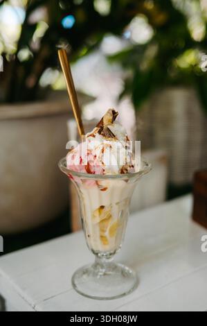 Erdbeer-Eiscreme-Sundae in einem Café in Koh Kood, Thailand Stockfoto