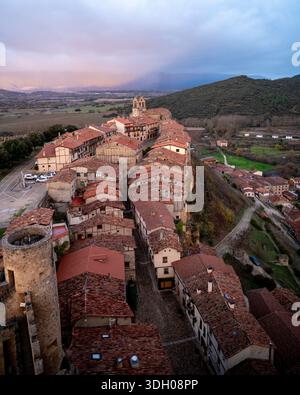 Blick aus der Vogelperspektive auf die mittelalterliche Stadt Frias mit roten Ziegeldächern. Stockfoto