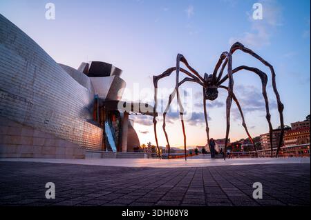 Riesige Spinnenskulptur vor dem Guggenheim Museum bei Sonnenuntergang. Stockfoto