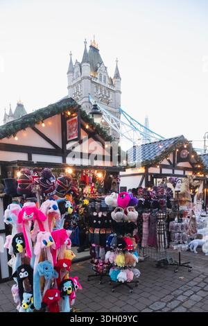 England, London, Weihnachtsmarkt und Tower Bridge Stockfoto