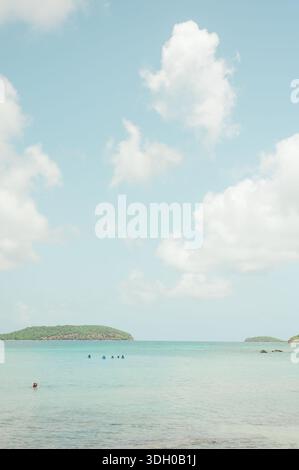 Schnorchler schweben in ruhigen Gewässern in Playa Sardinas, Culebra Stockfoto