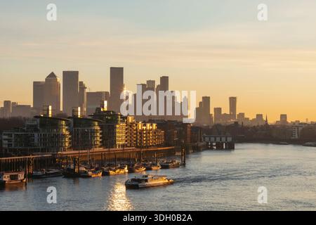 England, London, Docklands und Canary Wharf Skyline mit der Themse Stockfoto