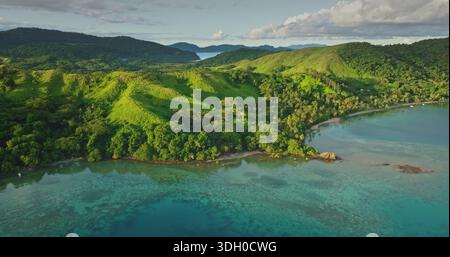 Fidschi-Inseln: Luftdrohne einer Fidschi-Insel, die die türkisfarbene Wasserküste und die grünen Hügel mit grüner Vegetation zeigt. Wild Nature Travel lan Stockfoto
