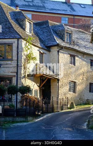 Nailsworth ist eine kleine Stadt in cotswold in Gloucestershire. Cleaver House auf den Butchers Hill Lane Cottages im kalten Winterlicht, Stockfoto